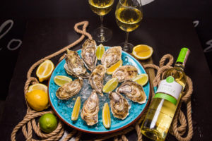 Французькі устриці в FIJI Lounge Bar
